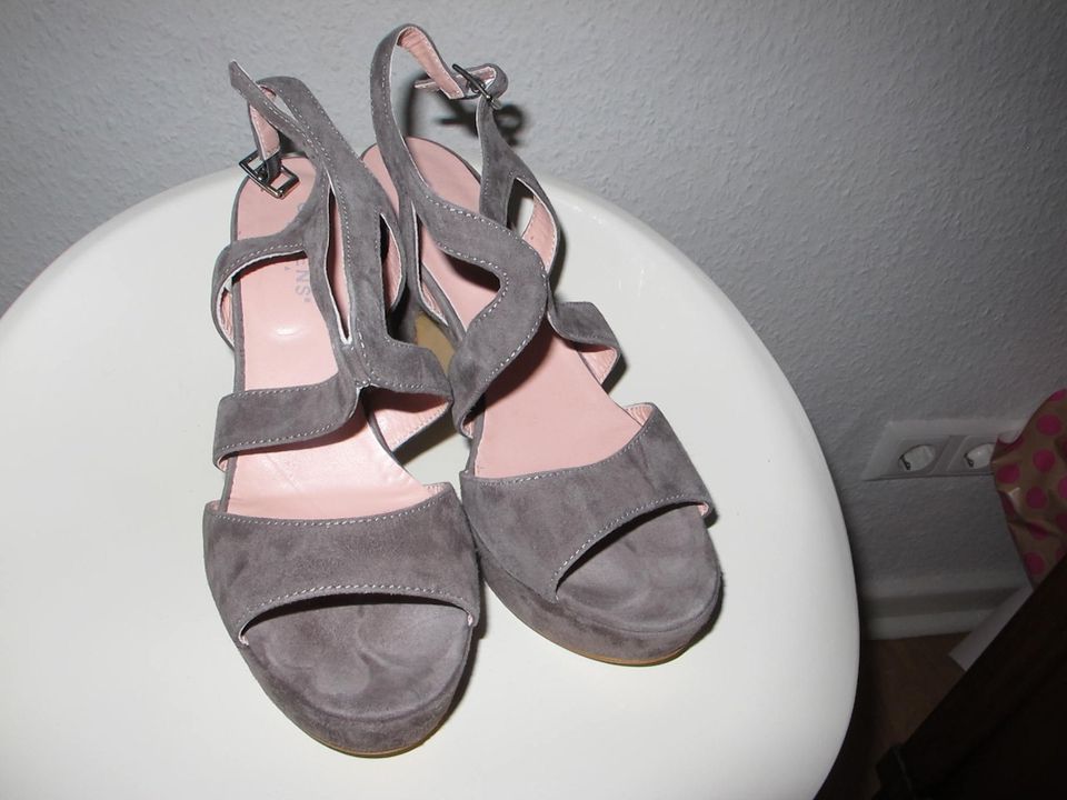 Sandaletten CARMENS Gr. 39 Plateau High Heels Wildleder grau NEU in Köln