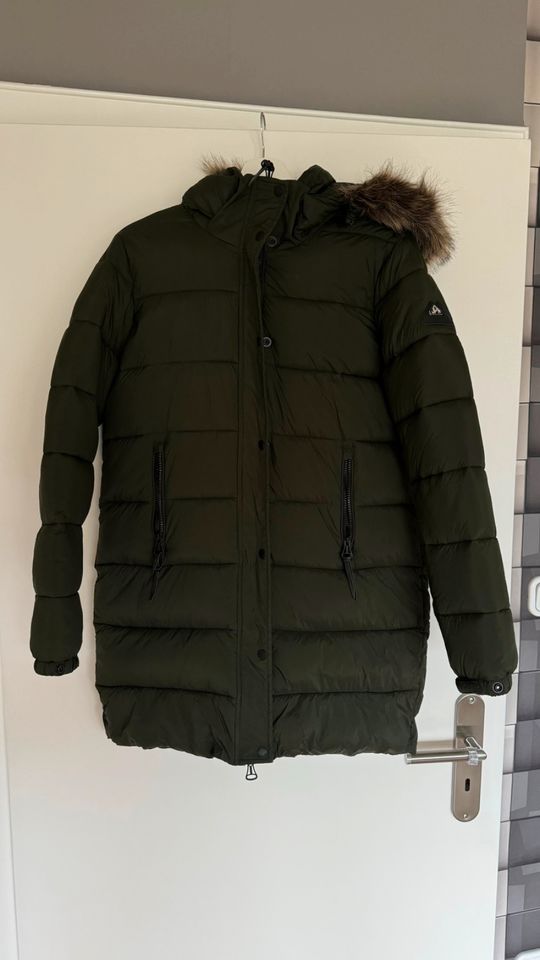 Schöne nagelneue Winterjacke von Superdry in grün, Gr. 38 in Nörten-Hardenberg