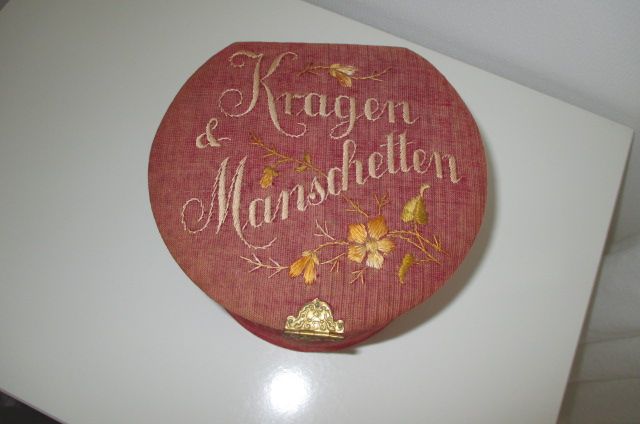 Antike Kragen - Manschetten Dose Samt Stickerei in Erftstadt