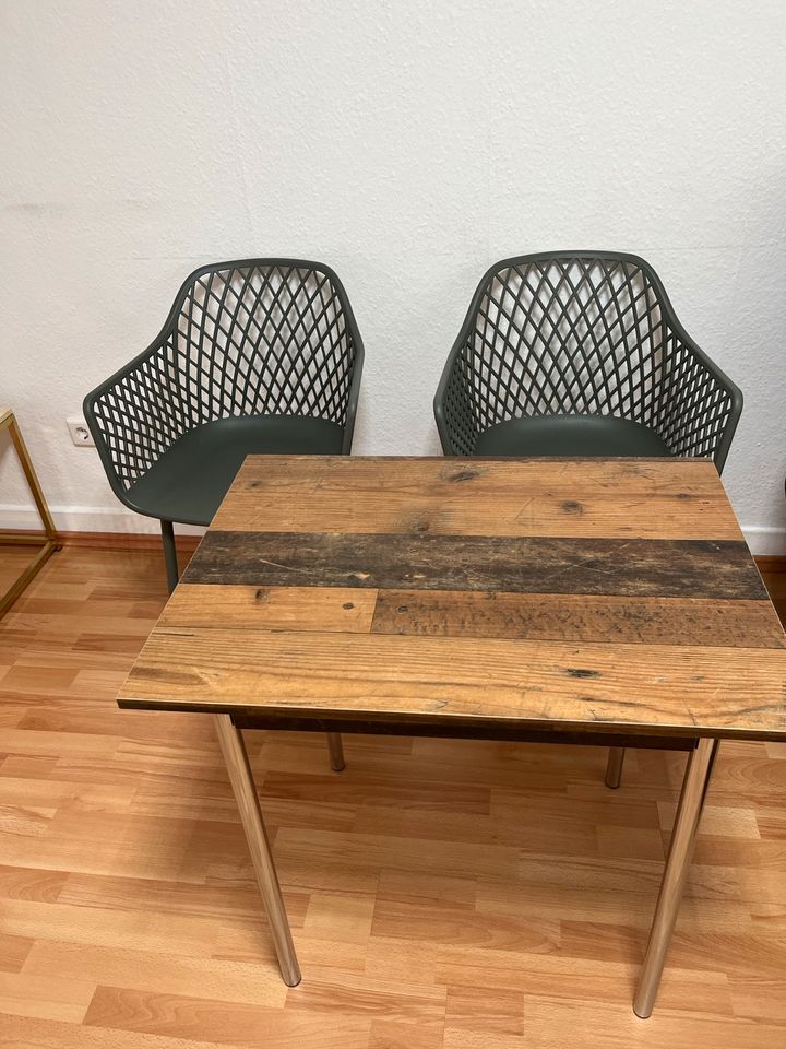 Tisch mit 2 Stühle in Essen