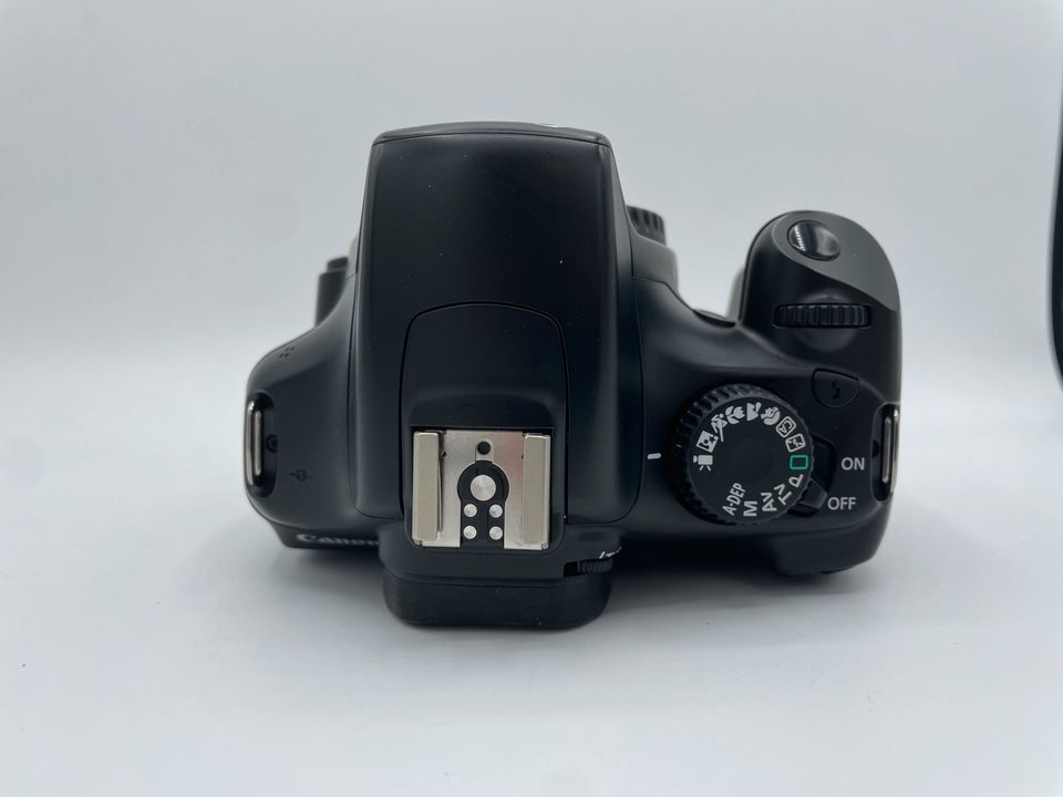 Canon EOS 1100D Spiegelreflexkamera Neuzustand Objektiv Top in Köln