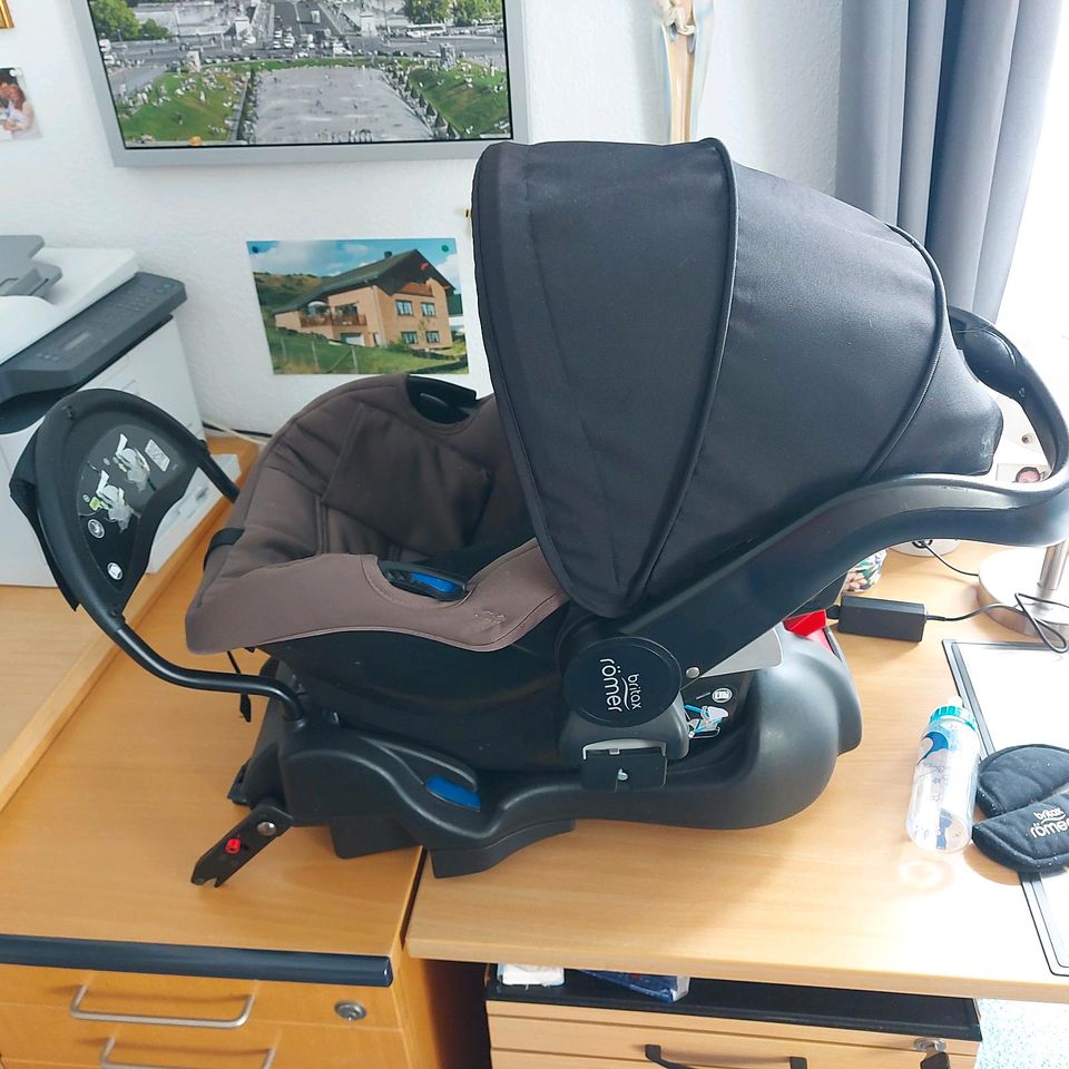 Römer Britax Babyschale mit Base in Heusenstamm