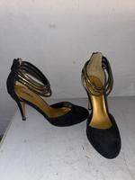 Schwarze Pumps mit goldenen Riemen Niedersachsen - Langenhagen Vorschau