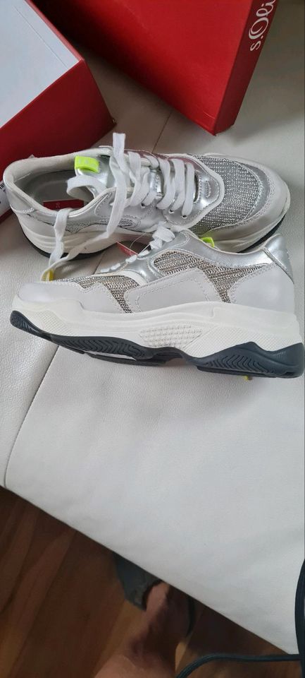 Sneaker weiß silber Neu in Teltow