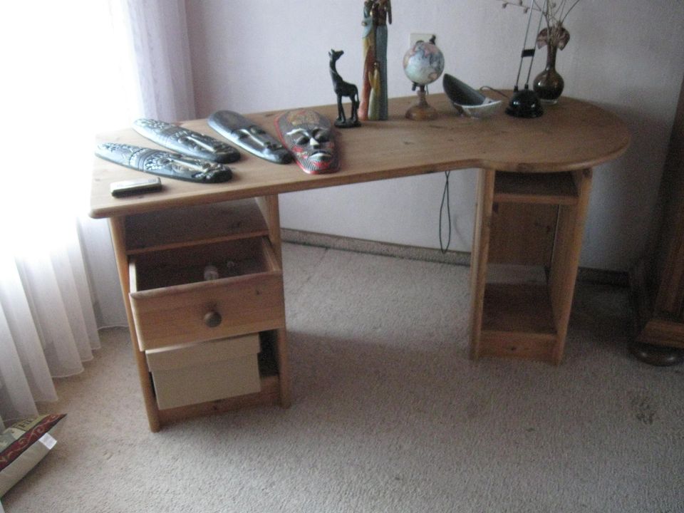 Massivholz - Schreibtisch in Brakel