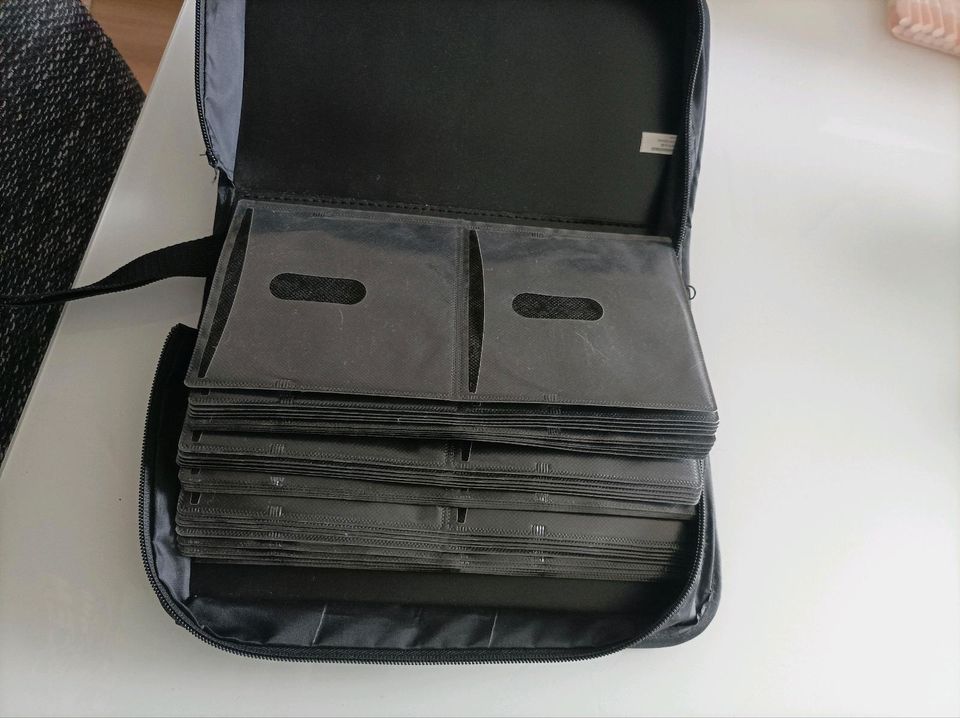 Verkaufe diese CD tasche mit 22 spielen Playstation 4 in Ellwangen (Jagst)