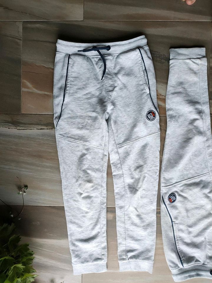 6€ Jogginghose Größe 122/128 blau grau in Querfurt