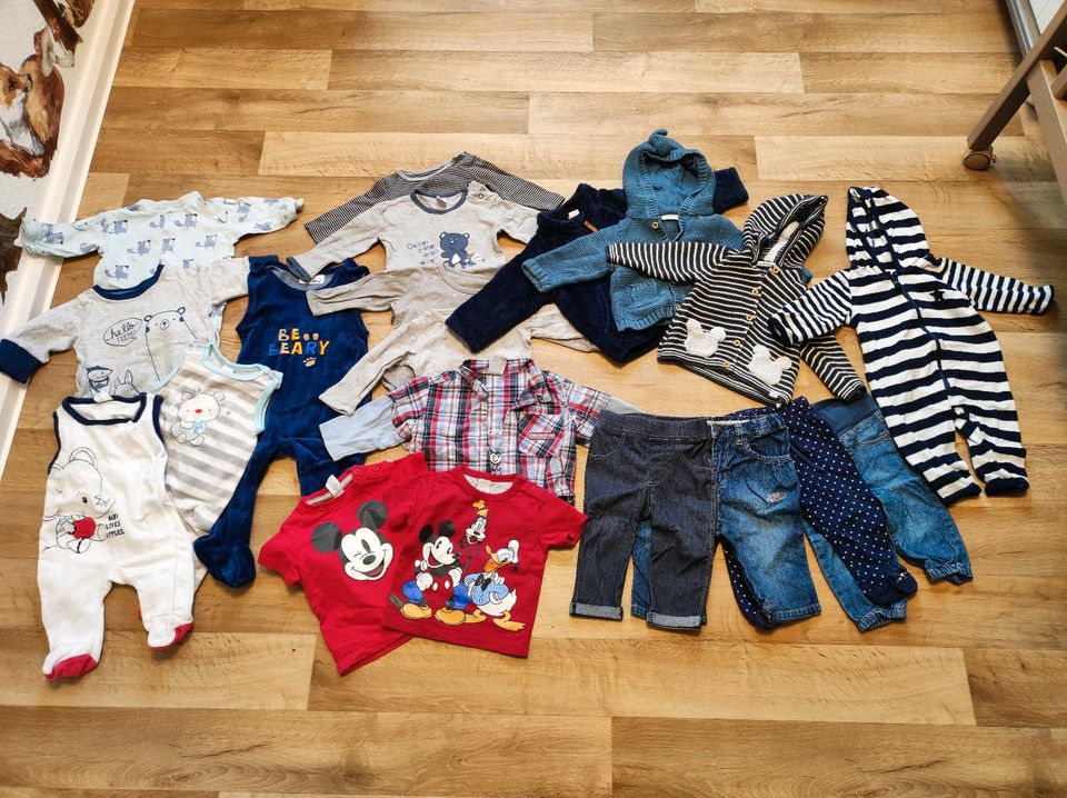 Baby Bekleidung Jungen 62 68, 20 Teile Paket, blau, grau, rot in Berlin