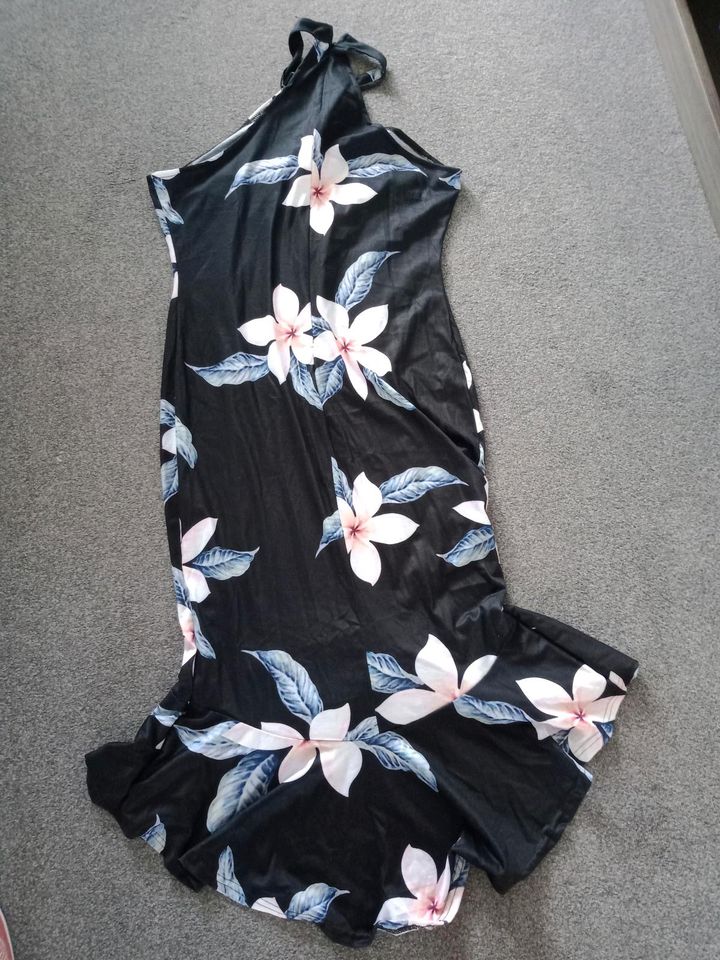 Sommerkleid in der Farbe Schwarz mit weißen Blumen in Jena