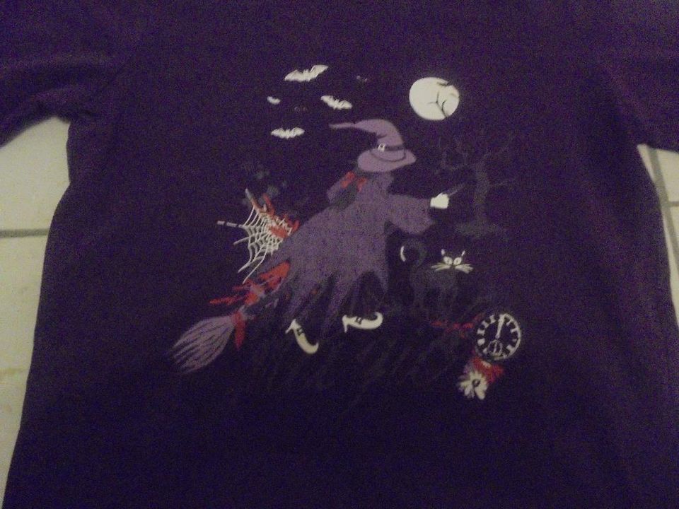 TCM Shirt in Gr.134-140 Lila Leuchtet im Dunkeln Halloween in Emsdetten