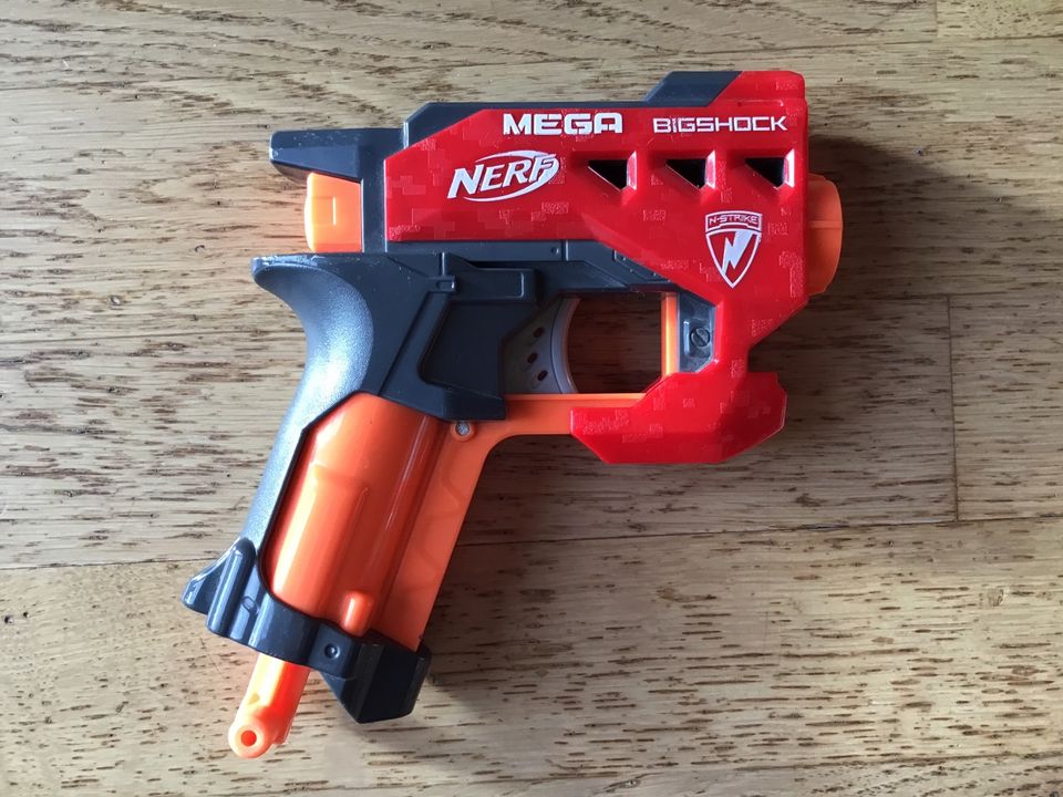 8 Nerf Spielzeugwaffen und Zubehör (8 Waffen) in Wenzenbach