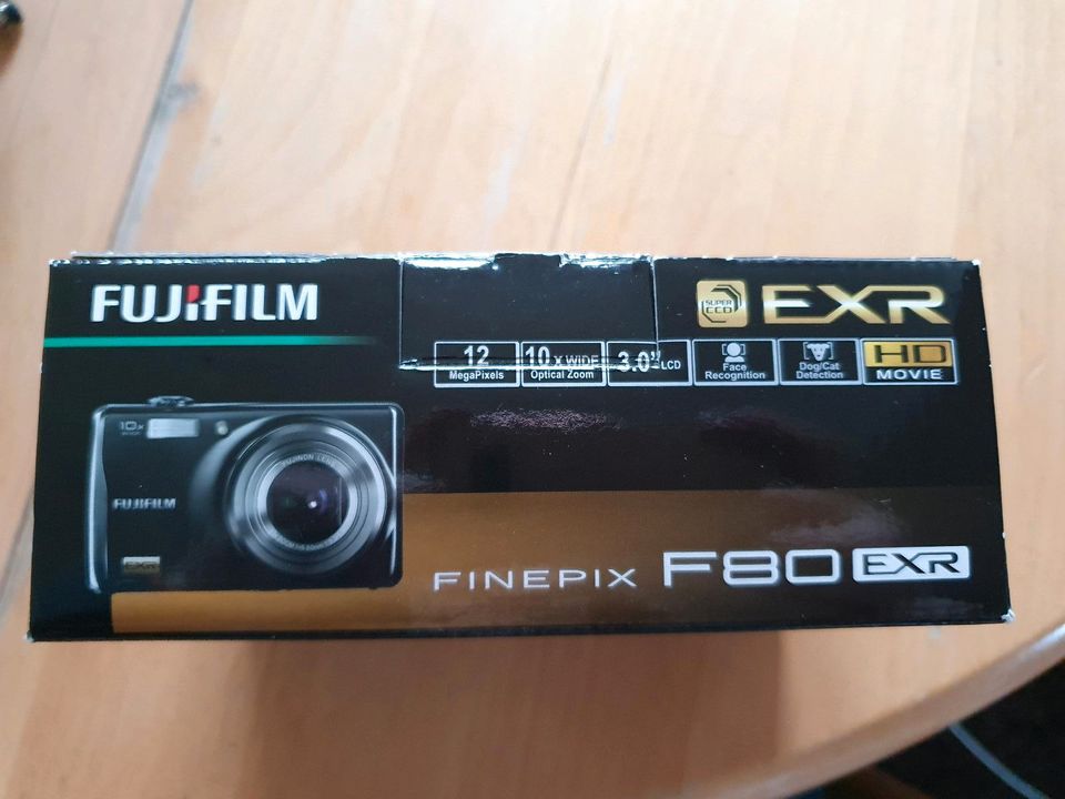 Digitalkamera Fujifilm FINEPIX F80EXR mit Taschen in Niederstotzingen