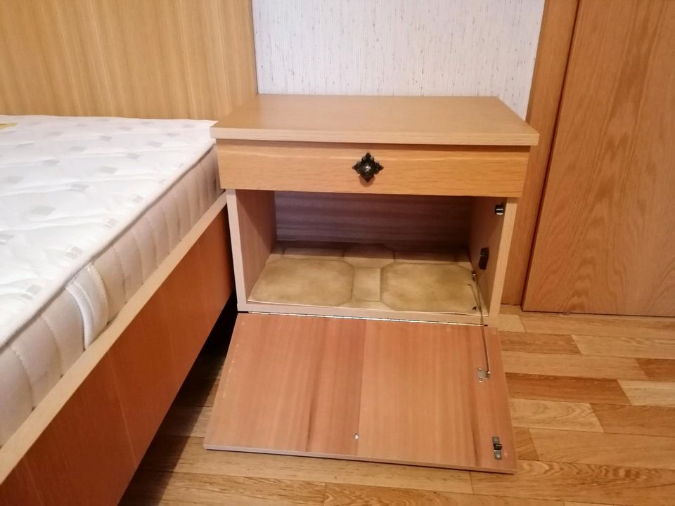 Gästezimmer, Schlafzimmer, Bett mit Matratze und Kleiderschrank in Hopferau