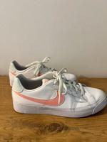 Nike Sneaker Damen weiß Größe 38,5 München - Berg-am-Laim Vorschau