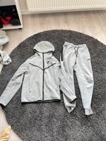 Grauer Nike Tech Fleece Anzug Herzogtum Lauenburg - Geesthacht Vorschau