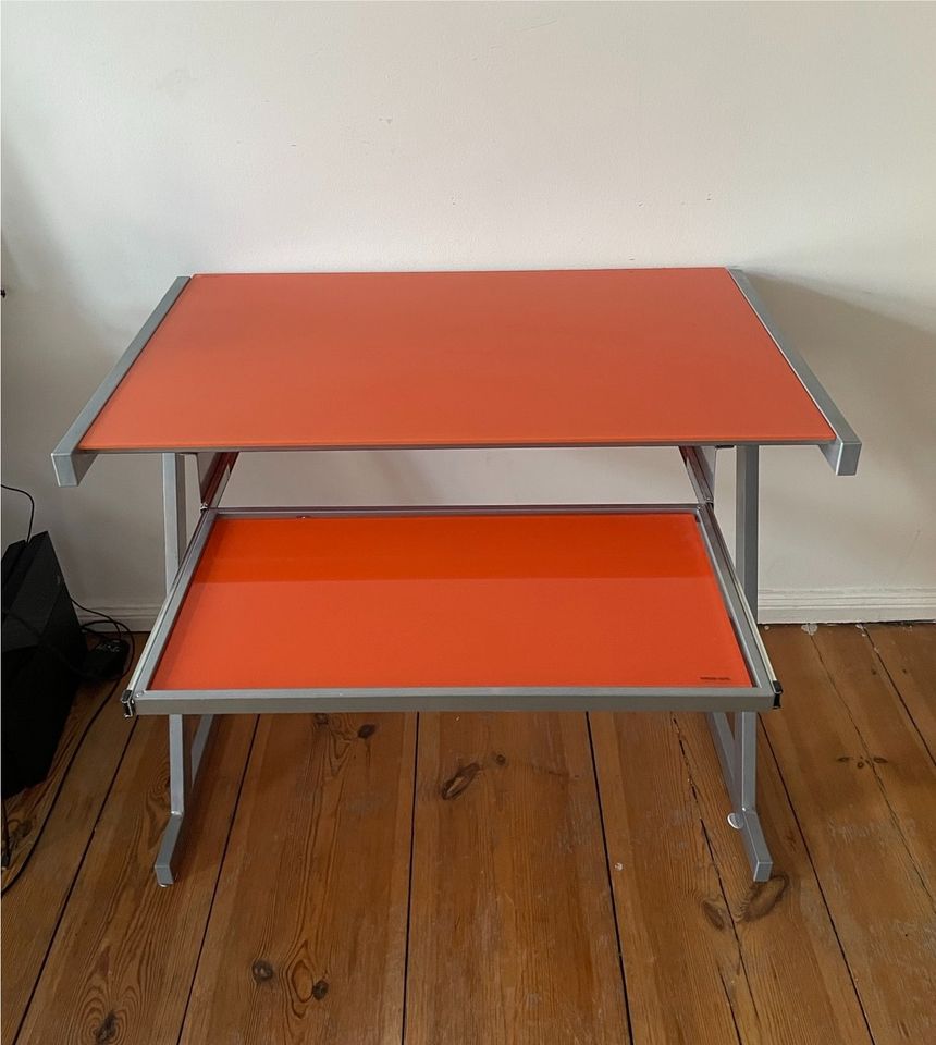 Orangefarbener Chrom-Schreibtisch in Berlin