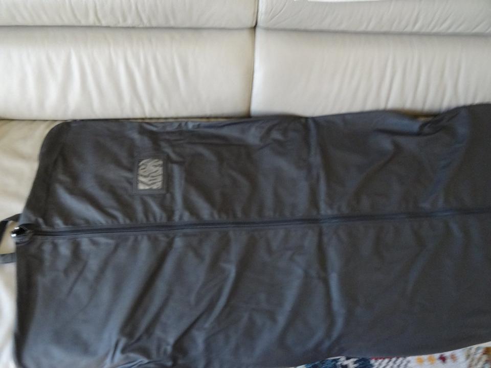 CHANEL Kleidersack Reisetasche Kunststoff Schwarz Logo Print in Tönisvorst