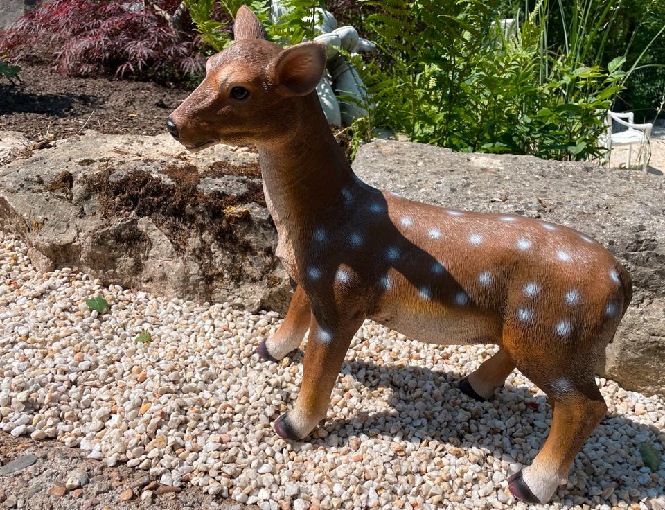 Reh Bambi stehend Deko Figur Garten Wildtier in Waldbreitbach