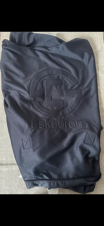 Eskadron Abschwitzdecke Softshell NEU in Neuental