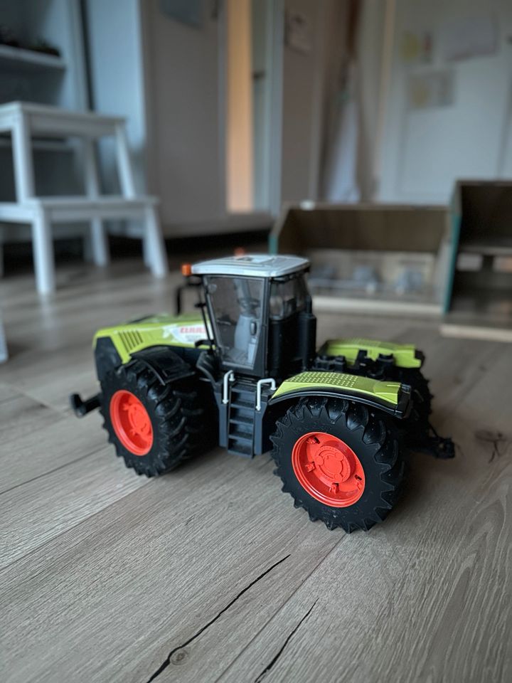 bruder 03015 - Claas Xerion 5000-1:16 Traktor Trecker in Gleichen