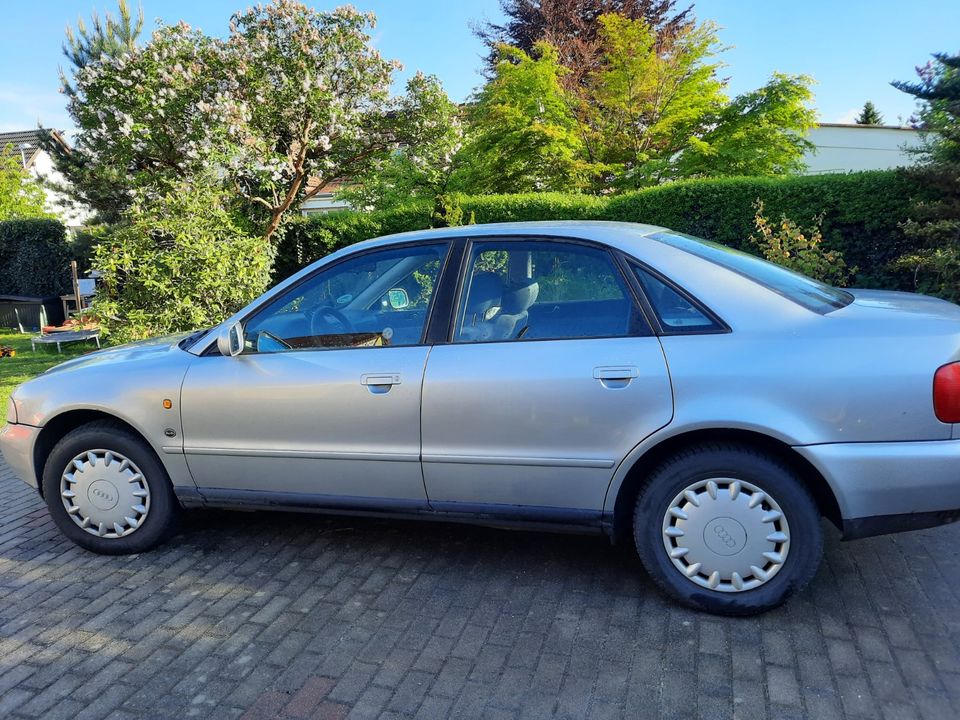 Audi A4 Bj 1996 Automatik mit Tüv 09/2025 in Weißwasser