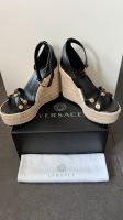 Versace Sandalen Wedges Keilabsatz Leder schwarz gold neu Gr. 37 Bayern - Waldbrunn Vorschau