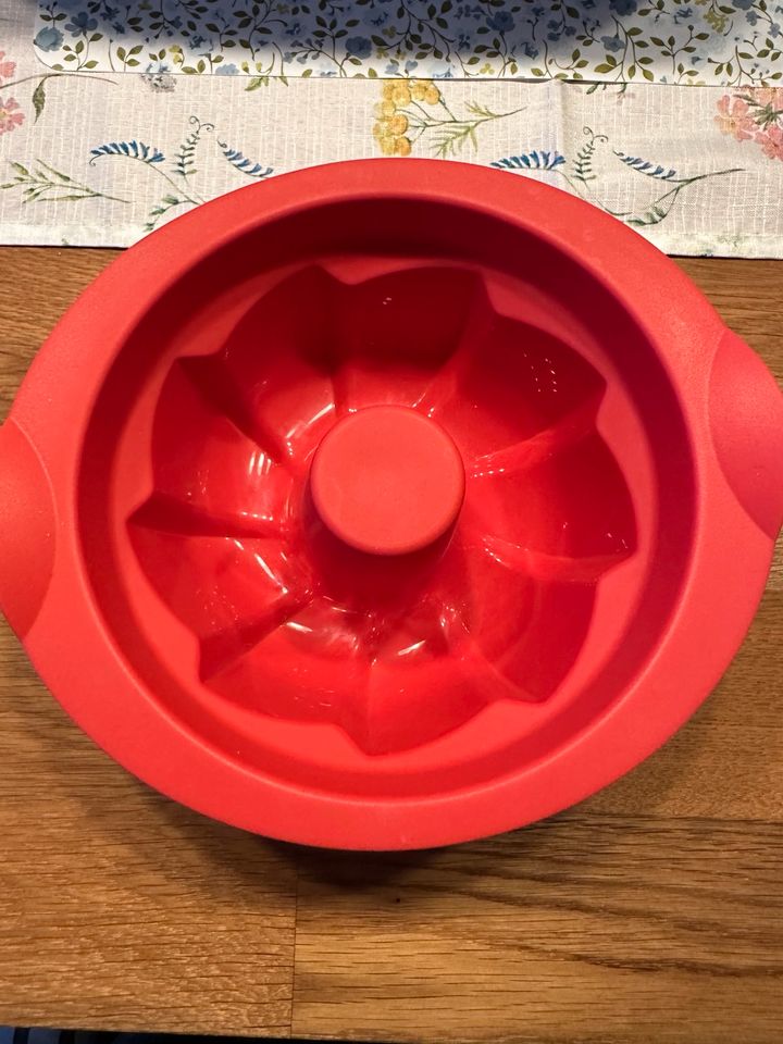 Tupperware Gugelhupf Form Silikon rot 16 cm in Rödental