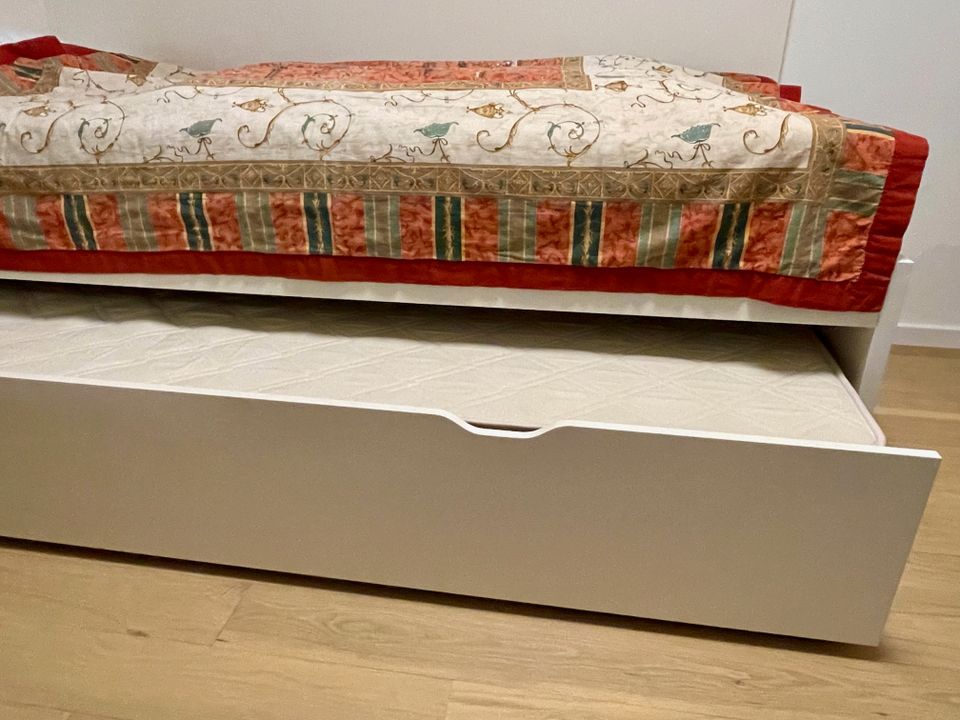 superpraktisch: Auszieh-Bett Ikea in München