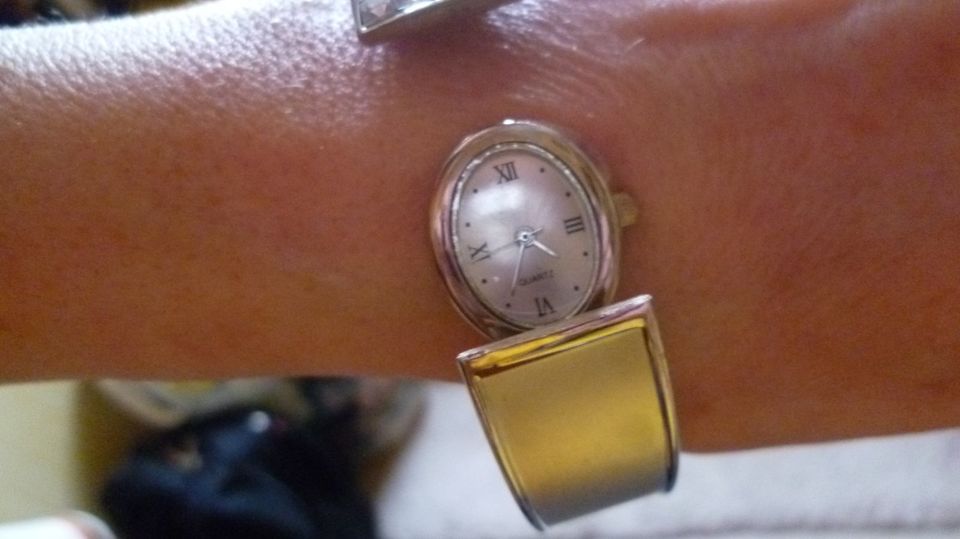 Aufklappbare Damen Armbanduhr mit Ziersteinen in Bonn