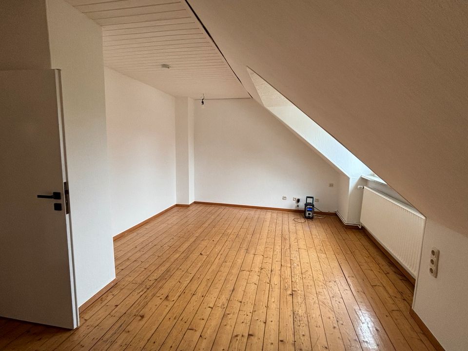 2-Zimmer-Dachgeschosswohnung mit PKW-Stellplatz in Holzminden in Holzminden