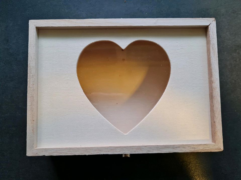 Holzbox mit Herz Herzausschnitt kleine Box mit Scharnier in Gundelfingen a. d. Donau