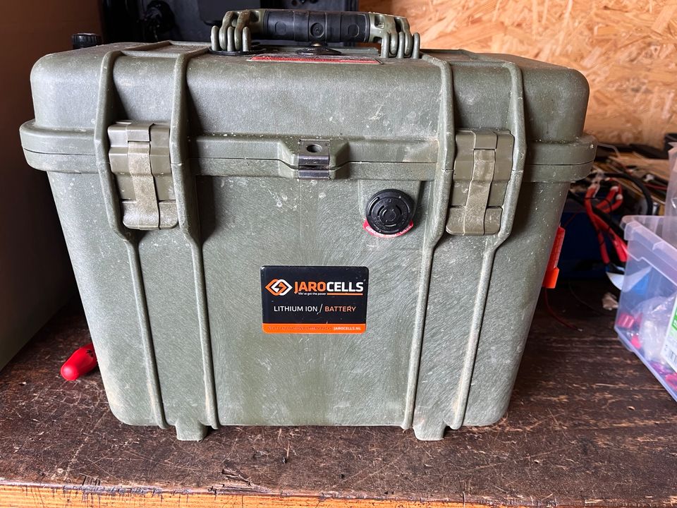 Jarocells Portable Storm Case Lifepo4 12V 125Ah Grün in Albstadt