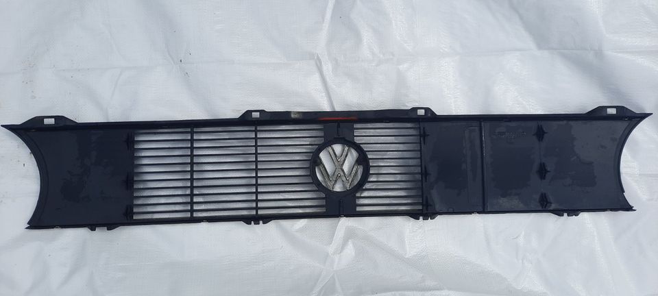 VW Golf 1 Kühlergrill mit Logo in Vienenburg