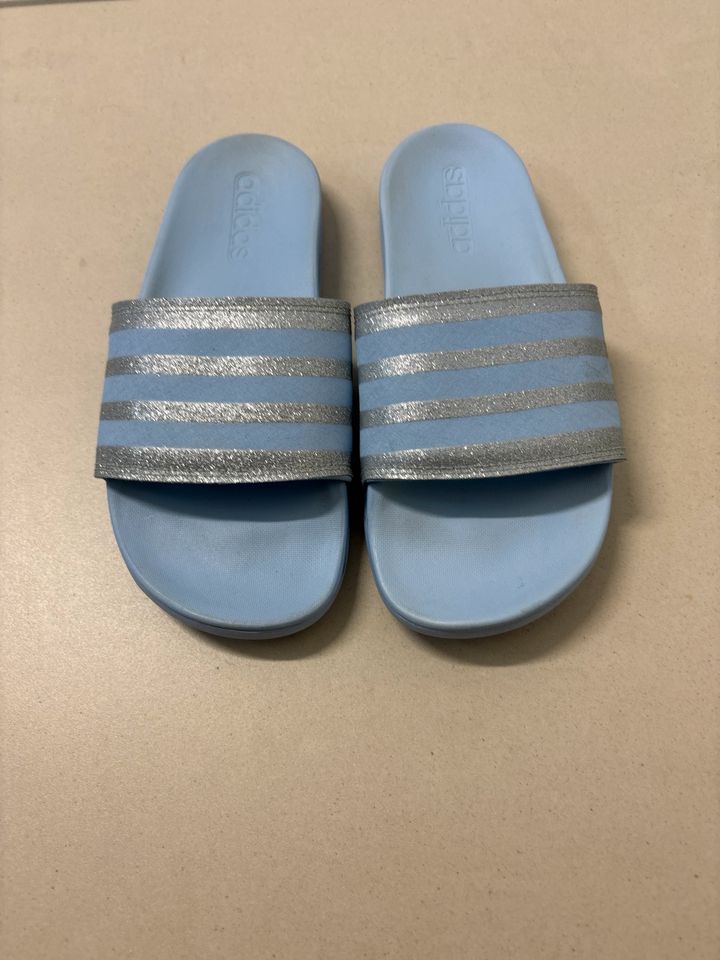 Adidas Adiletten Gr. 38, hellblau in Schierling