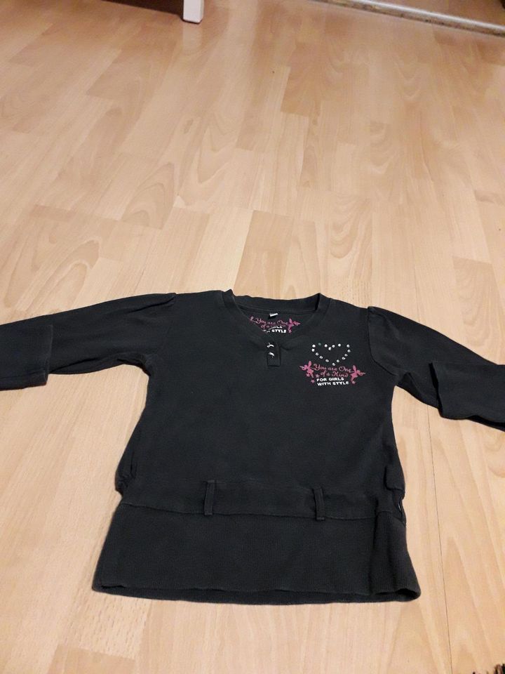 Schicker  Pullover gr .104 For Girls in Osnabrück