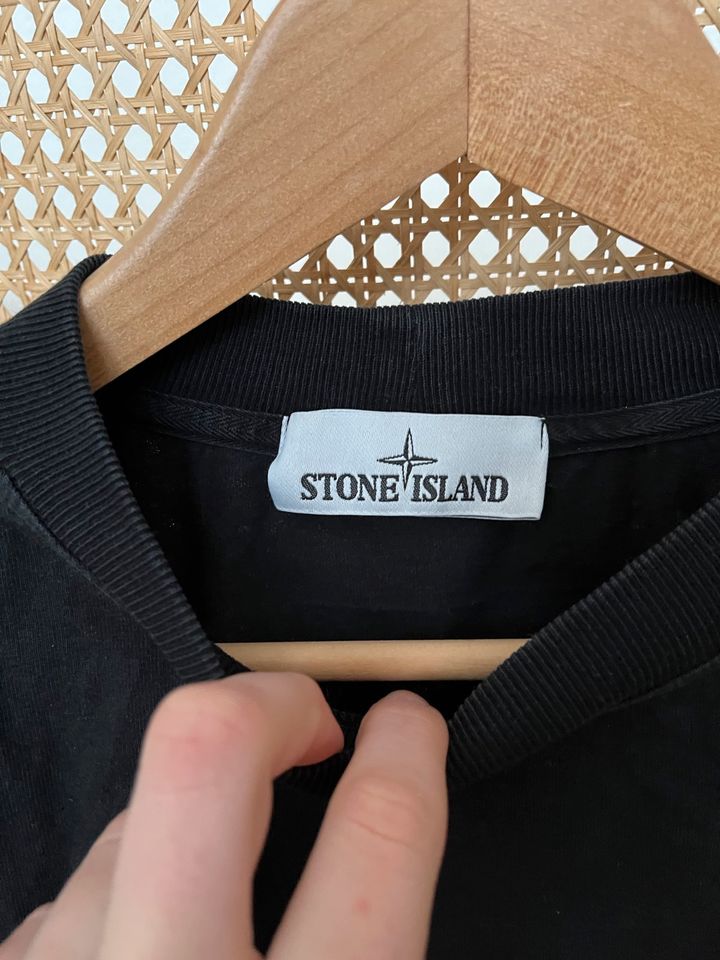 schwarzes Longsleeve Stone Island reflektierend in Essen