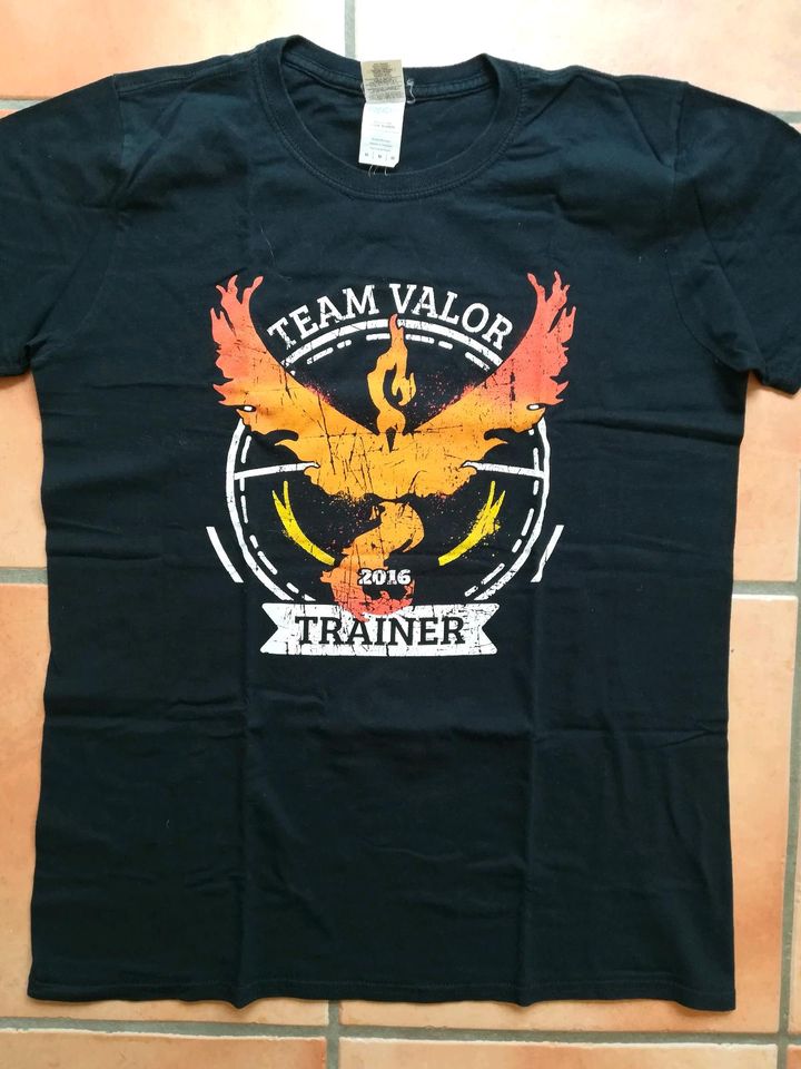 Qwertee Nerd T-Shirt Pokemon Go Team Valor in Oberhausen