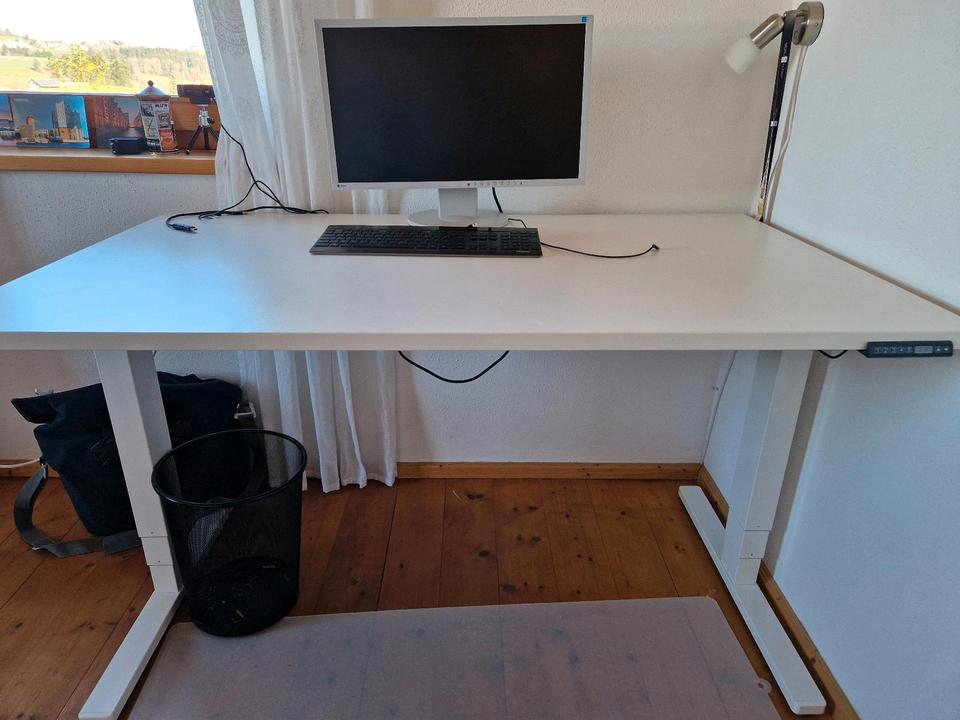Elektrisch höhenverstellbarer Schreibtisch 140×80cm in Oy-Mittelberg