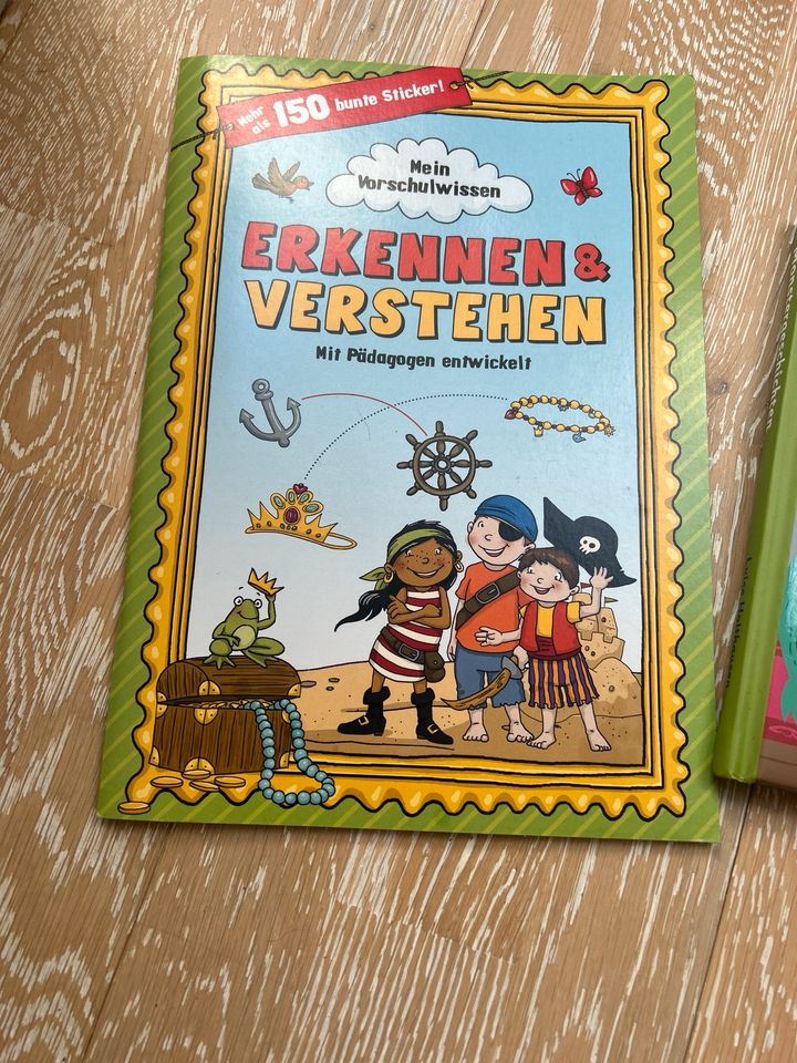 Kinderbücher / Stickerheft in Brunnthal