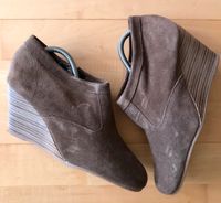 Stiefeletten von Esprit Wildleder braun Keilabsatz Gr. 40 Kr. München - Grasbrunn Vorschau