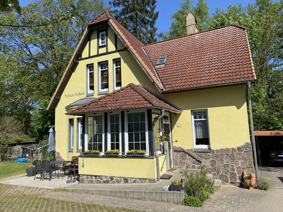 Stilvolle Villa mit Bungalow, Doppelcarport und großem Grundstück in idyllischer Lage zwischen Müritz Nationalpark und Müritz in Waren (Müritz)