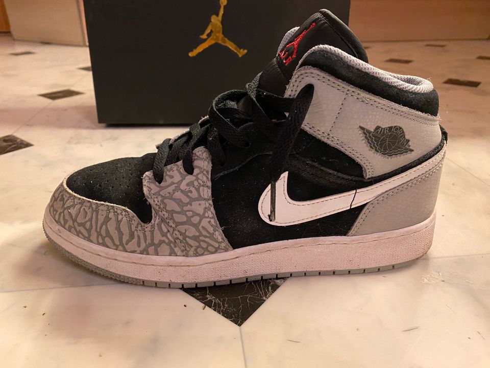 AIR JORDAN 1 MID SE (GS) in Neukirchen