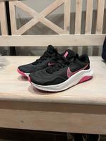 Nike Turnschuhe Größe 3,5 Niedersachsen - Dollern Vorschau