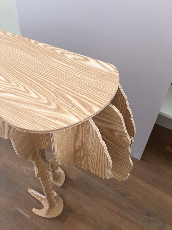 Tisch in Form eines Straußenfußes Designtisch in Berlin