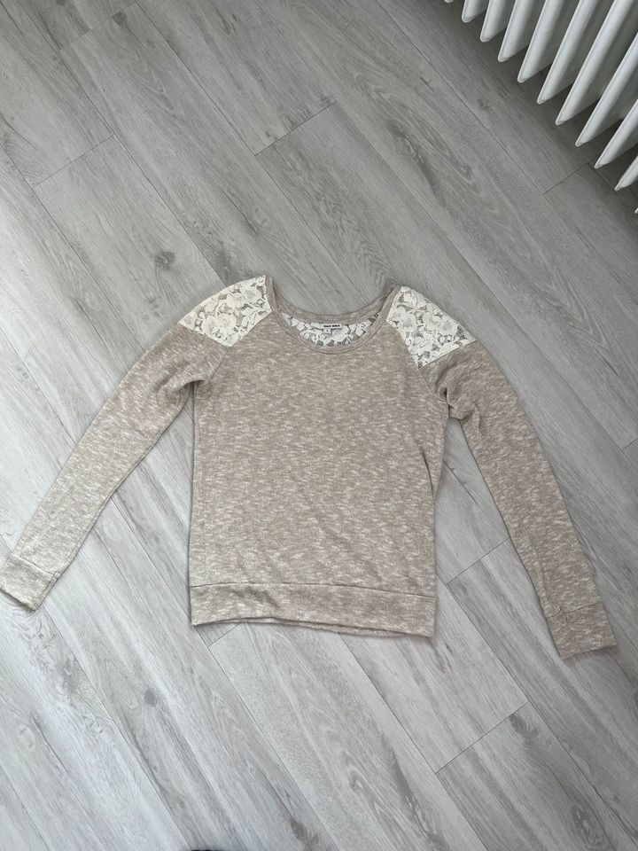 Schöner Pullover mit Spitze Größe S wie neu in Hürth