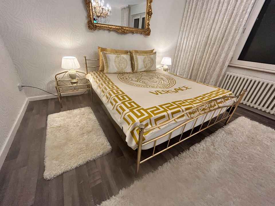 Schlafzimmerbett mit Nachttische und Himmel in Gold in Marl