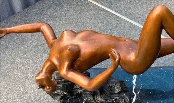 große Bronzefigur liegendes Mädchen in Kaufering