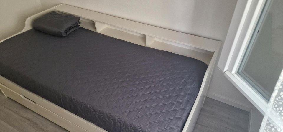 Ich biete komplett bett mit Lattenrost und Matratze in Fellbach