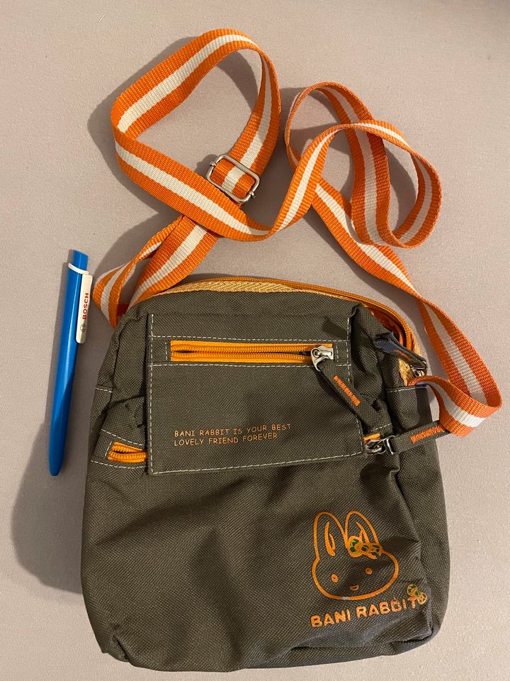 Kleine Handtasche (Bani Rabbit) in kaki / orange in Berlin