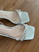Weiße Sandalen mit Absatz / Brautschuhe mit Perlen Köln - Köln Buchheim Vorschau